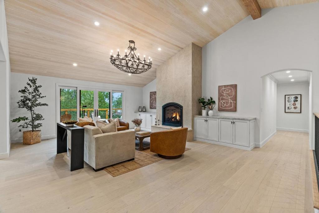 1025 Sombrero Road