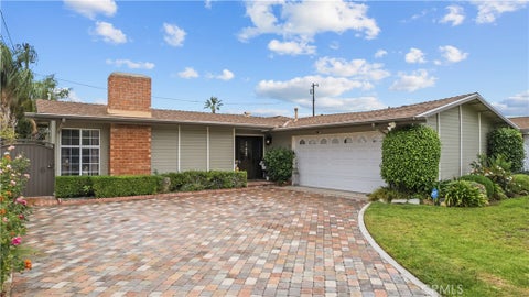 Photo of 20450 Payeras Street, Chatsworth, CA 91311 (MLS # SR26234629)