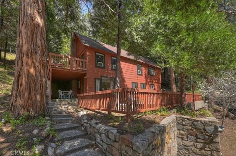 Photo of 425 Blue Jay Canyon Rd, Lake Arrowhead, CA 92317 (MLS # IG26082905)