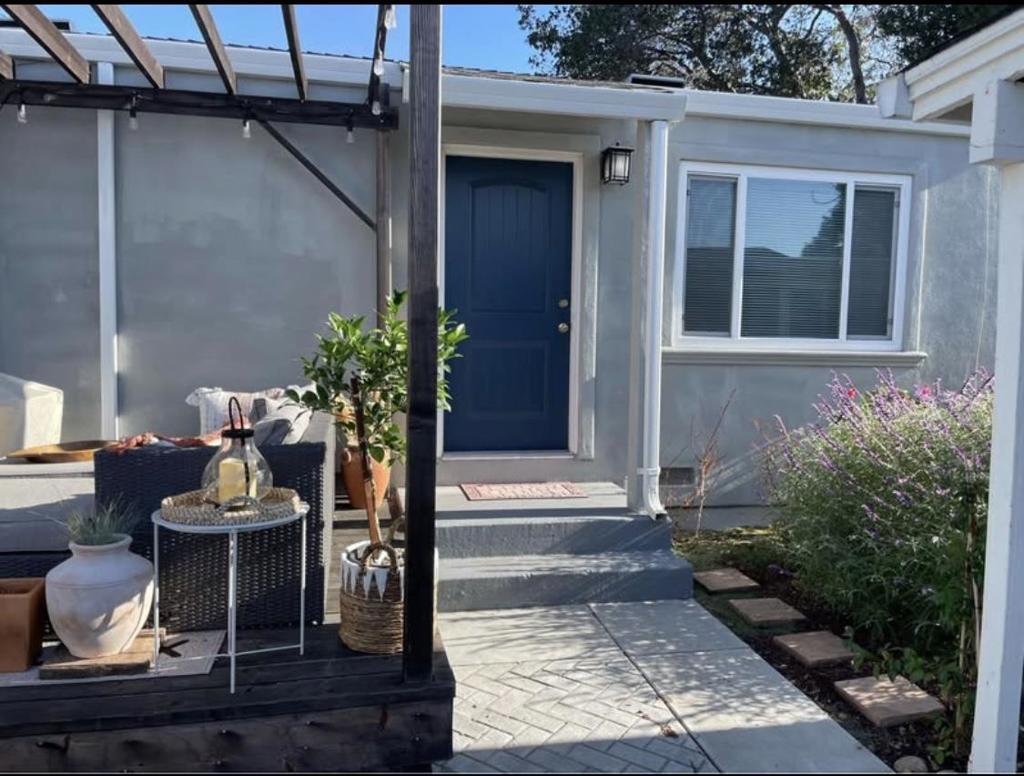 Charming Studio ADU for Rent Great Redwood City Location! A beautiful and private Studio ADU is available for rent in a highly desirable Redwood City neighborhood. This thoughtfully designed unit is attached to the main house but features its own private entrance and separate living space, offering both comfort and independence. Features: Bright, open layout, Air Conditioning, Access to a lovely yard area, Convenient location near local amenities, Quiet, residential setting. No pets allowed but ESA (Emotional Support Animals) and service animals welcome to apply with proper documentation. Don't miss out on this wonderful opportunity to live in a peaceful and well-maintained Redwood City home!