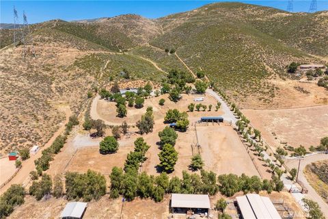 Photo of 35675 Peppertree Ln, Agua Dulce, CA 91390 (MLS # SR26094959)