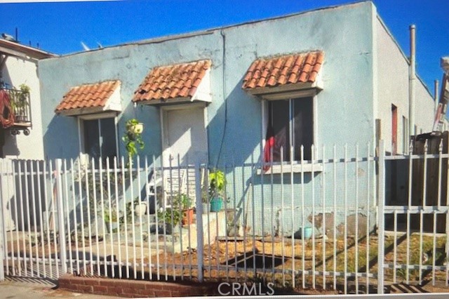 WHAT A PHENOMENAL OPPORTUNITY TO BECOME THE OWNER OF THESE 4 UNITS IN THE CITY OF LONG BEACH. PROPERTY HAS A LOT OF POTENTIAL.
1) UNIT IS 3 BEDROOM, 1 BATH. 2) UNIT IS 2 BEDROOM, 1 BATH, 3) IS 1 BEDROOM, 1 BATH. 4) UNIT IS 1 BEDROOM 1 BATH. ALL UNITS ARE RENTED PROPERTY IS BEING SOLD WITH TENANTS IN. THIS PROPERTY JUST NEED A LITTLE BIT OF TLC ON THE EXTERIOR. THE INTERIOR OF THE PROPERTY IS IN GOOD CONDITION. PROPERTY IS CLOSE TO PUBLIC TRANSPORTATION AND EASY FREEWAY ACCESS.