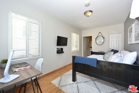 Photo of 16 Clubhouse Avenue #16, Venice, CA 90291 (MLS # 25579045) Photo of 16 Clubhouse Avenue #16, Venice, CA 90291 (MLS # 25579045)