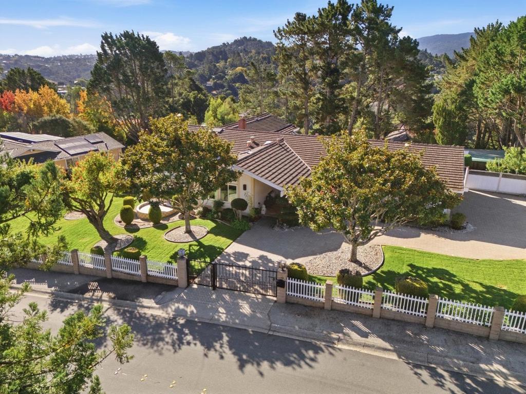 1345 Lakeview Drive