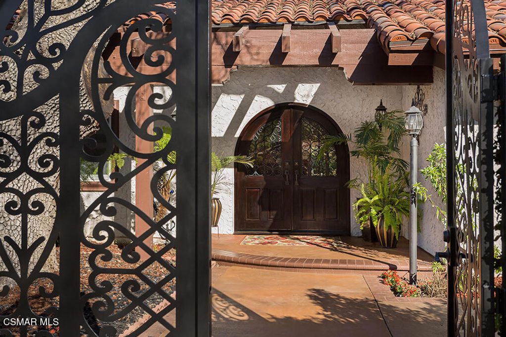 Photo of 4090 Cresthaven Drive, Thousand Oaks, CA 91362 (MLS # 226000885)