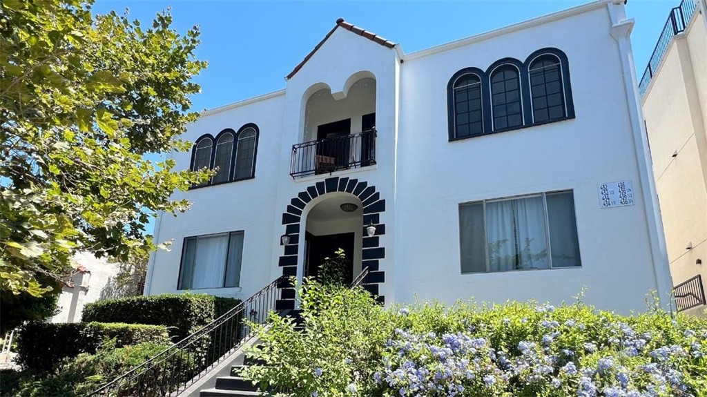 Available Immediately!
Renovated exterior, large corner unit, 1920's Charm, sunny, parking, new hardwood floors & tile, washer & dryer included
This 1923 unique architecture apartment designed by Gregory R. Evans is so spacious and private that you won't feel like you're in an apartment, it feels like being in a house. This 1 bedroom, 1 bath unit boasts fabulous character and design with its charming details, high coved ceilings and crown moldings.
FEATURES:
Upper unit – 770 square feet of space!
Bright & sunny with windows on all sides, great natural light and breezes.
Private front and back doors—no awkward apartment hallways.
Off-street parking included for 1 car
Spacious living room with 2 walk-in closets (and built-in drawers for storage).
Formal dining room—perfect for meals or to use as a home office.
Large bedroom with its own walk-in closet.
Beautiful oak hardwood floors throughout.
Big kitchen with classic cabinets and granite countertops.
Stove & fridge included.
Private laundry room with a full-size washer and dryer already set up.
Each unit has it's own private address (432 N Norton is the address for the apartment building)
Great central location—easy to get anywhere in the city.
Cable and DirecTV ready.
Small pets considered with a pet deposit of $250 (service animals are allowed and do not require a pet deposit)
If you’re looking for space, this unit is bigger than most two-bedrooms and comes with all the charm of the 1920s neighborhood it’s located in. You'll be in proximity to—Larchmont Village, Wilshire, Miracle Mile, Hancock Park, Beverly Hills, Koreatown, and more.