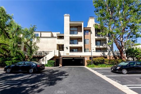Photo of 5550 Owensmouth Avenue #120, Woodland Hills, CA 91367 (MLS # SR26091519)