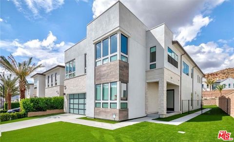 Photo of 20537 W Overlook Court, Porter Ranch, CA 91326 (MLS # 25606799)
