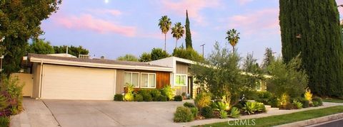 Photo of 4820 Abbeyville, Woodland Hills, CA 91364 (MLS # SR26026087)