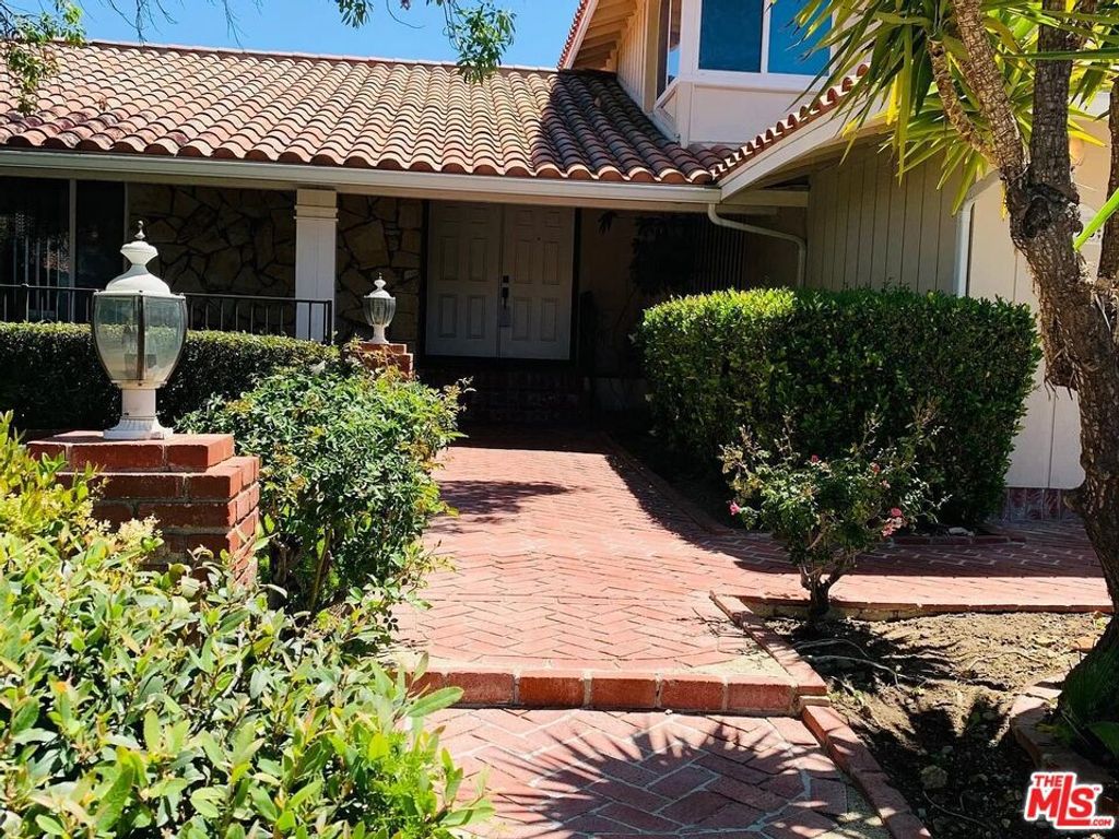 Photo of 1096 Stoneshead Court, Westlake Village, CA 91361 (MLS # 25613643)