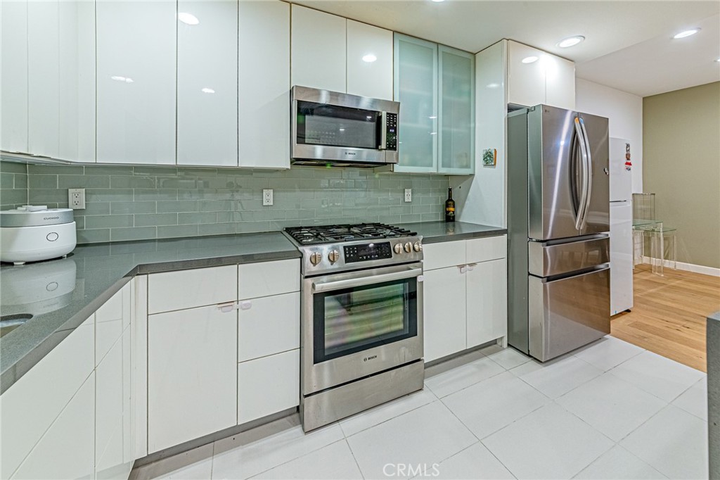 Properties 3 4813 Oakwood Avenue 201