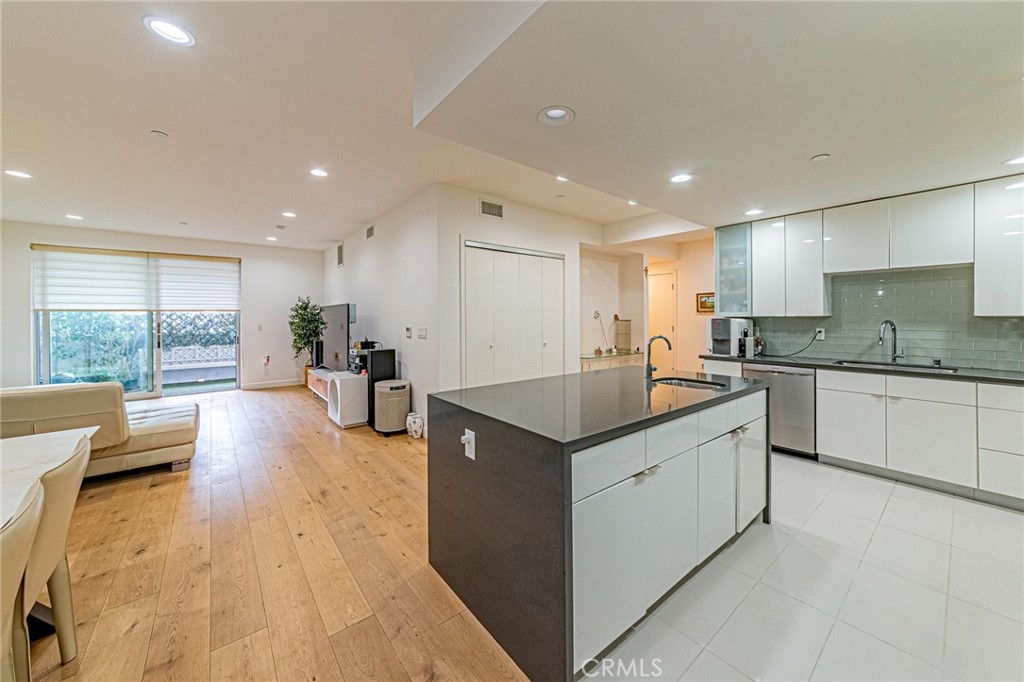 Properties 4 4813 Oakwood Avenue 201
