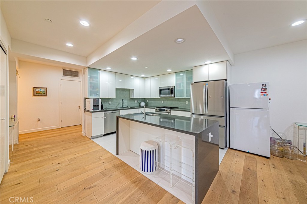 Properties 2 4813 Oakwood Avenue 201