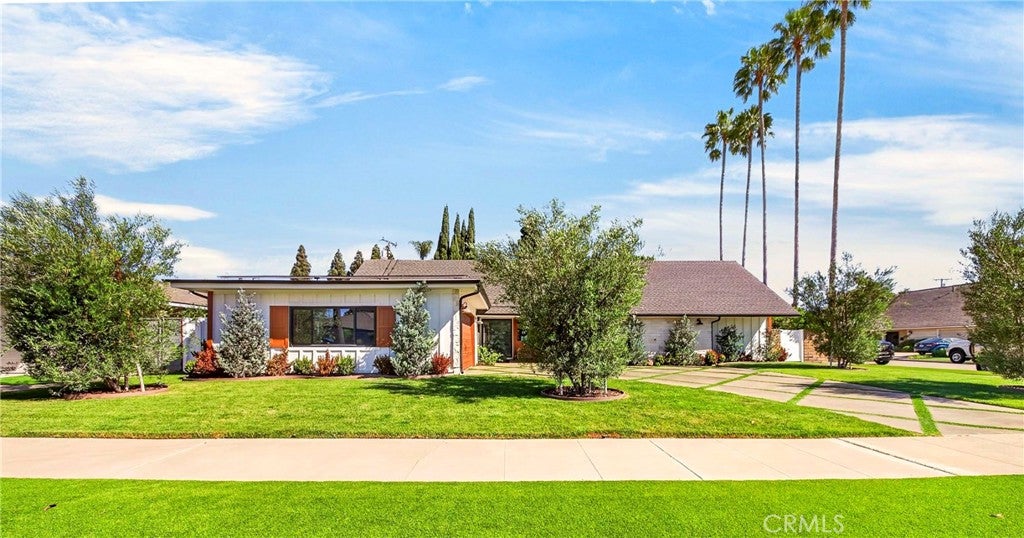 3031 E Elgin