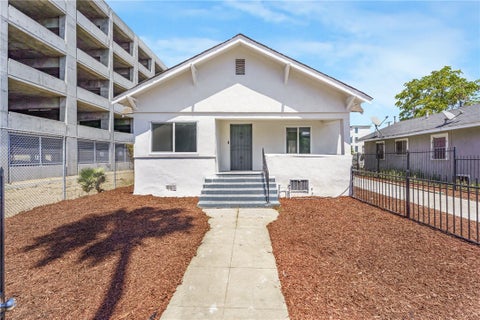Photo of 925 W 84th ST, Los Angeles, CA 90044 (MLS # DW26176885)