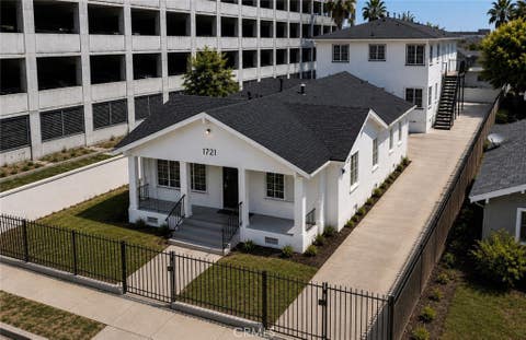 Photo of 925 W 84th ST, Los Angeles, CA 90044 (MLS # DW26176885)