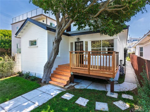 Photo of 58 Ozone Ave AVE, Venice, CA 90291 (MLS # SB26166342)
