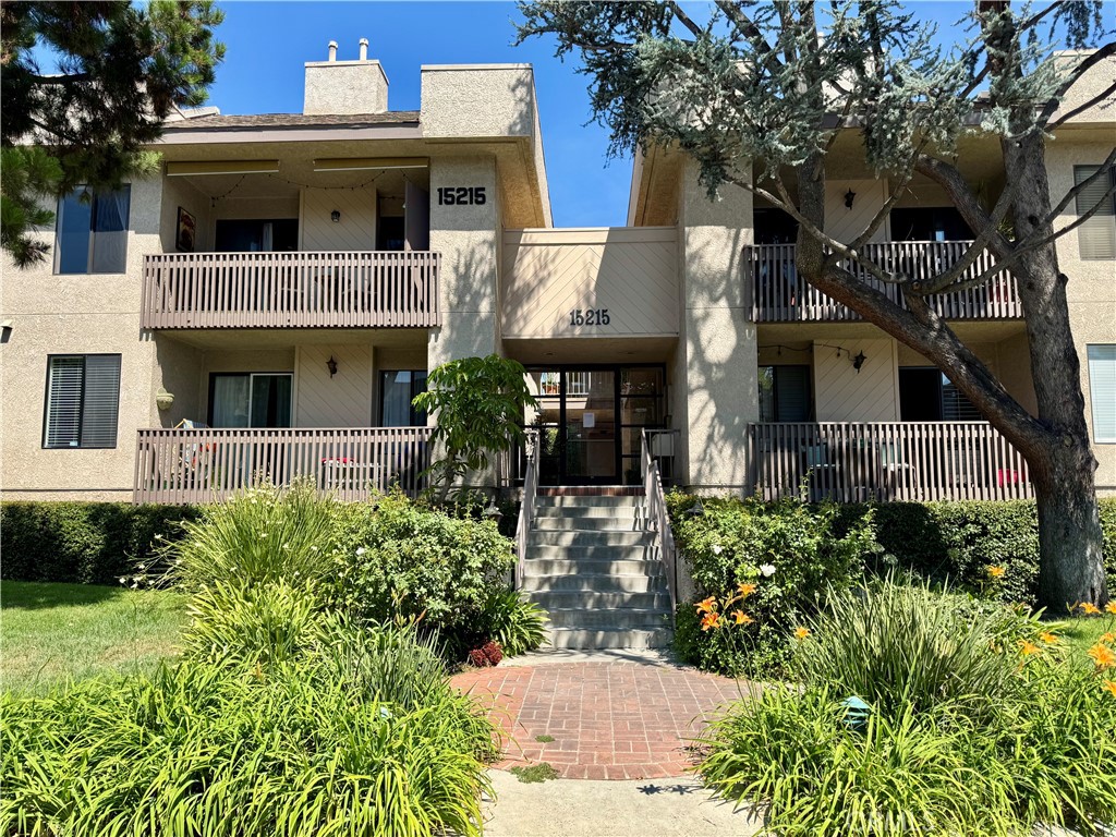 Desirable and unique Oak Point pet friendly community. Two bedrooms, with one full and one-half bath, plus a private master vanity dressing area. Tastefully remodeled throughout with high quality materials, including recessed lighting, a kitchen with custom cabinetry featuring quiet close hinges and drawers, granite counters with tile backsplash, stainless steel appliances, microwave hood and tile flooring. Fully remodeled powder room, bath vanities with granite counters, raised panel doors. Laminate flooring and hardwoods, with extra high base moldings. Other features include; loads of bedroom closet space with custom improvements as well as two first floor guest closets, gas fireplace, included washer/dryer set, direct access to subterranean garage parking and storage locker, private north facing balcony, windows with new custom shutters and sky lighted staircase. Community features include; pristine park-like grounds, multiple tennis courts, multiple pool and spas, sauna, and recreation room. Additionally, the HOA is earthquake insured. Lastly the property is conveniently located near the intersection of the 101 and 405 freeways, close to shopping, dining and entertainment centers.