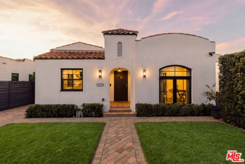 Photo of 1225 S Cloverdale Avenue, Los Angeles, CA 90019 (MLS # 26104629)