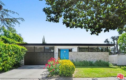 Photo of 6110 Mary Ellen Avenue, Valley Glen, CA 91401 (MLS # 26785355)