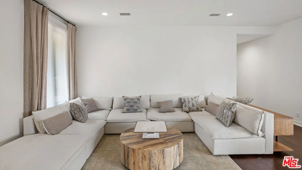 Westlake Village, California 91361, United States, 5 Bedrooms Bedrooms, ,6 BathroomsBathrooms,Residential,Active,217986