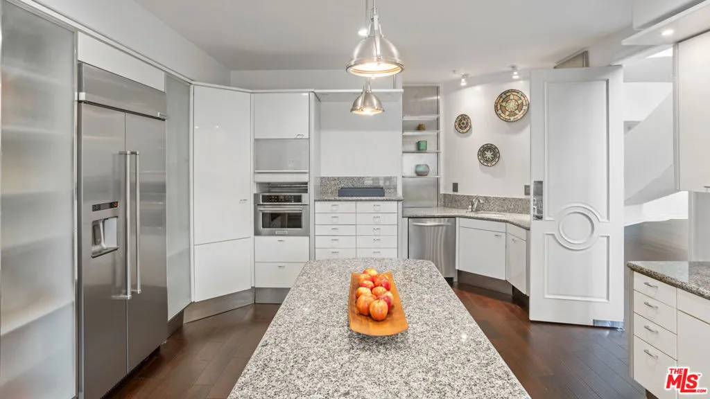 Westlake Village, California 91361, United States, 5 Bedrooms Bedrooms, ,6 BathroomsBathrooms,Residential,Active,217986