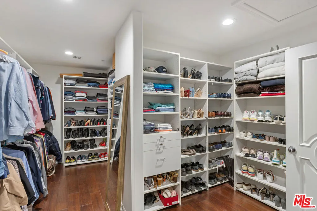 Westlake Village, California 91361, United States, 5 Bedrooms Bedrooms, ,6 BathroomsBathrooms,Residential,Active,217986