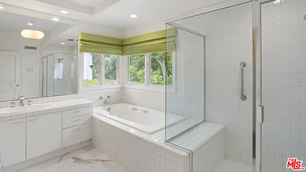 Westlake Village, California 91361, United States, 5 Bedrooms Bedrooms, ,6 BathroomsBathrooms,Residential,Active,217986