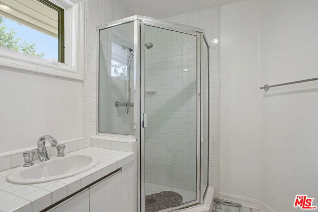 Westlake Village, California 91361, United States, 5 Bedrooms Bedrooms, ,6 BathroomsBathrooms,Residential,Active,217986