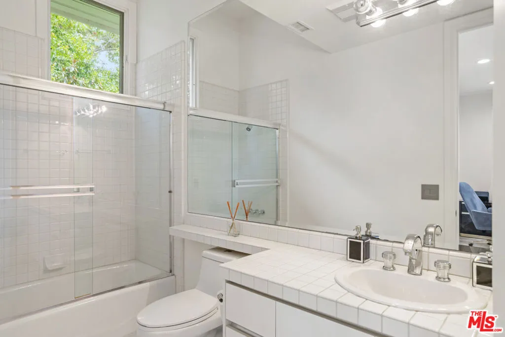 Westlake Village, California 91361, United States, 5 Bedrooms Bedrooms, ,6 BathroomsBathrooms,Residential,Active,217986