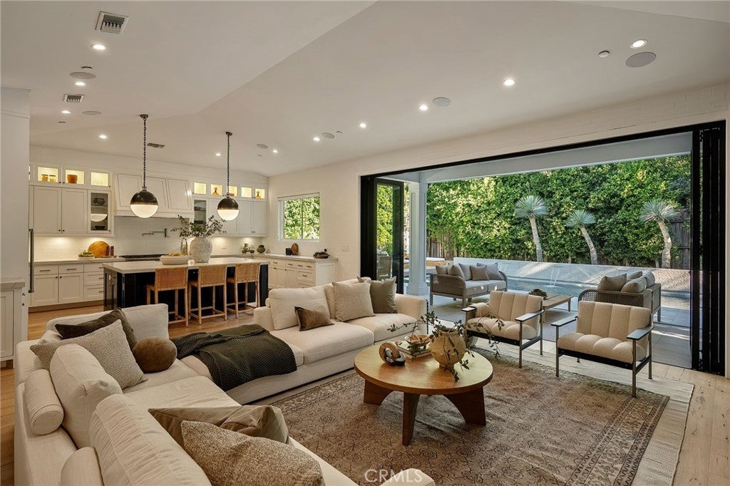 Photo of 16130 Otsego Street, Encino, CA 91436 (MLS # SR26144396)