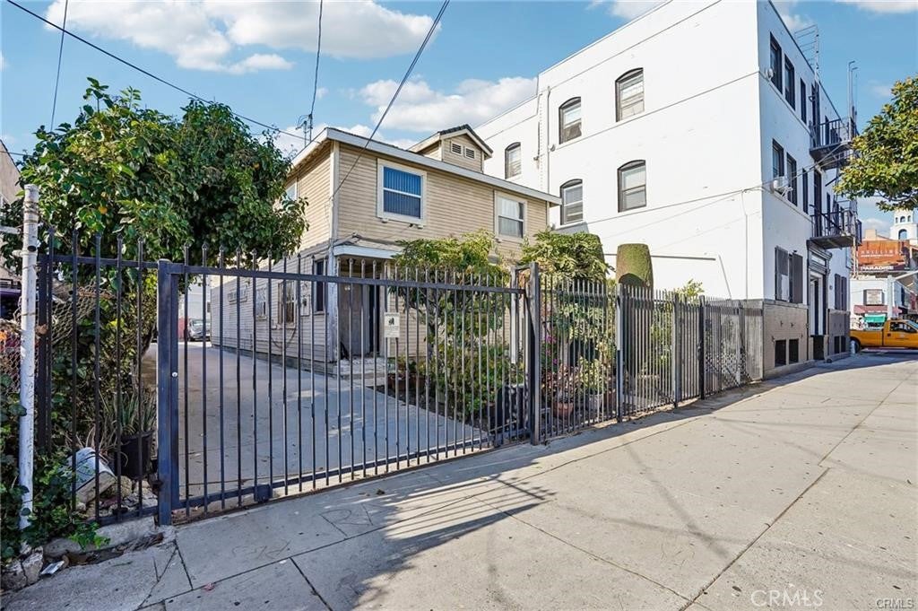1503 W Adams