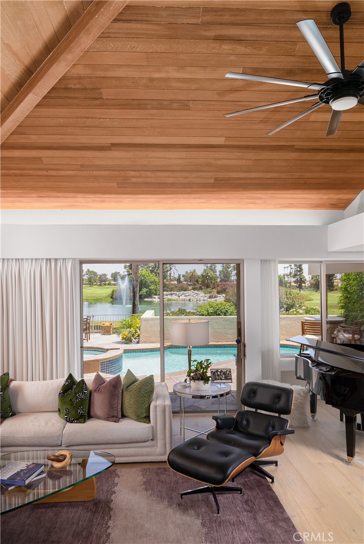 228 W Kavenish Drive W