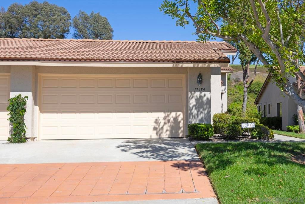 17959 Avenida Alozdra