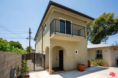 Photo of 3500 1/2 La Clede Avenue, Los Angeles, CA 90039 (MLS # 26843819)