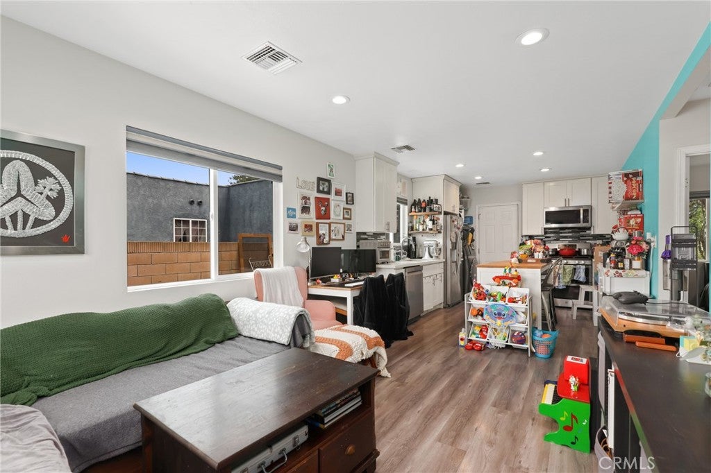 1127 S Shelton
