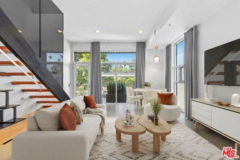 Photo of 140 S Gramercy Place #1, Los Angeles, CA 90004 (MLS # 26632025)