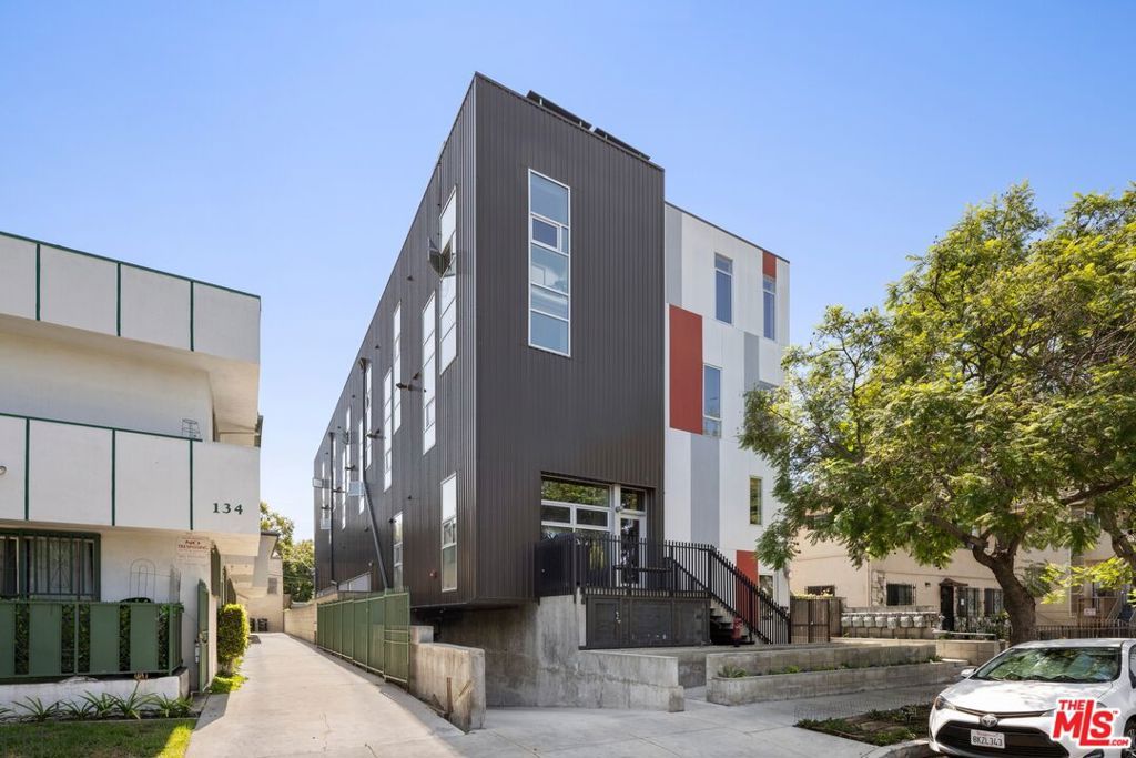 Photo of 140 S Gramercy Place #1, Los Angeles, CA 90004 (MLS # 26632025)