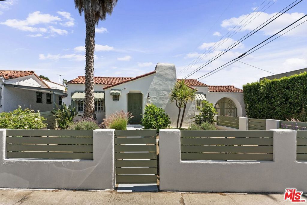 Photo of 2030 S Redondo Boulevard, Los Angeles, CA 90016 (MLS # 26717771)