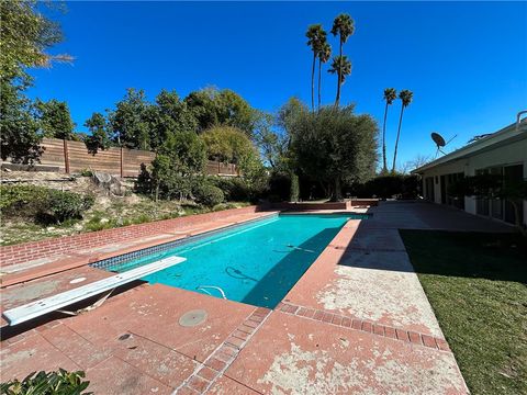 Photo of 24057 Hatteras, Woodland Hills, CA 91367 (MLS # SR26009743)