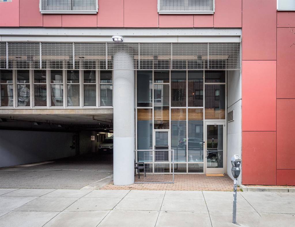 Unique two-story, live-work condominium featuring a kitchen with oven, range and refrigerator, full bathroom, large closet, all-in-one washer and dryer. Spiral staircase leads to what could be the sleeping area or office. Creative space to meet your needs. One-parking space and access to the buildings' common areas including a fitness room, dog run, courtyard with BBQ and package room. BART is three blocks away, Lake Merritt, the Fox, and easy freeway access.