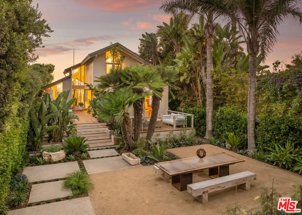 Carpinteria, California 93013, United States, 5 Bedrooms Bedrooms, ,4 BathroomsBathrooms,Residential,Active,234996