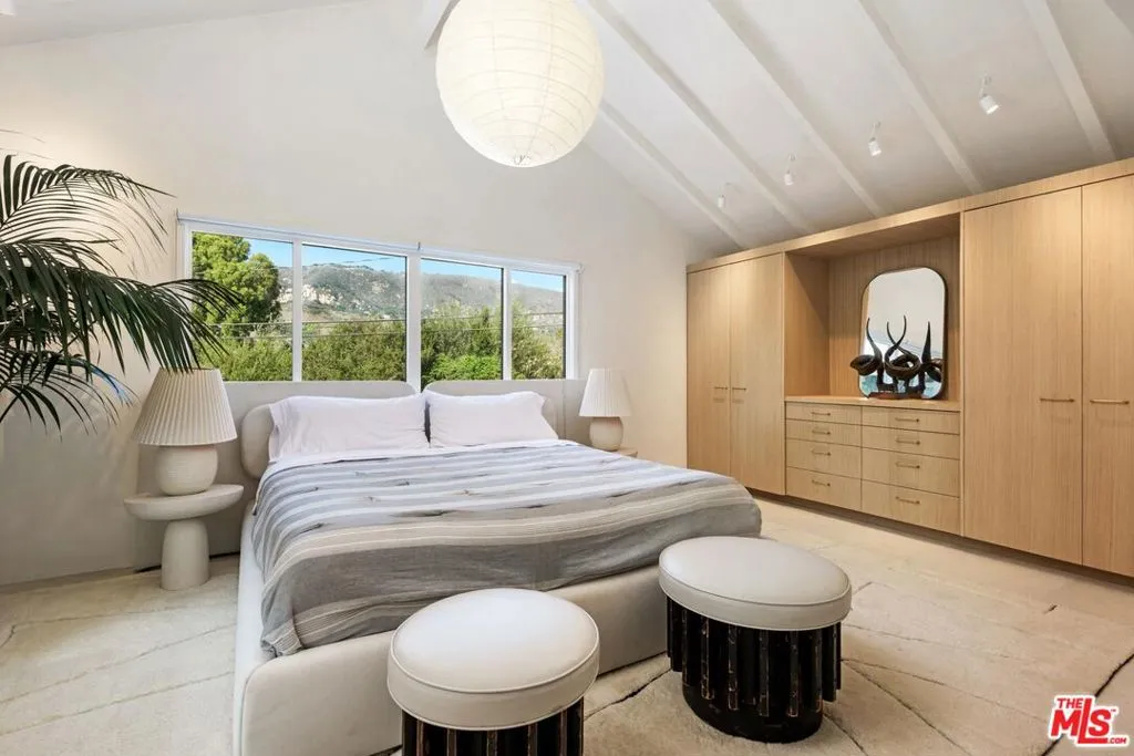 Carpinteria, California 93013, United States, 5 Bedrooms Bedrooms, ,4 BathroomsBathrooms,Residential,Active,234996