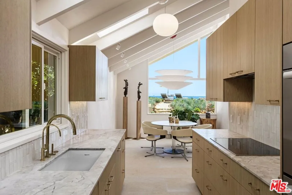 Carpinteria, California 93013, United States, 5 Bedrooms Bedrooms, ,4 BathroomsBathrooms,Residential,Active,234996