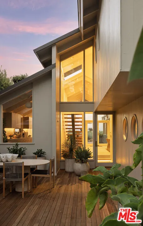 Carpinteria, California 93013, United States, 5 Bedrooms Bedrooms, ,4 BathroomsBathrooms,Residential,Active,234996