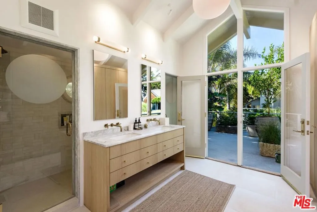 Carpinteria, California 93013, United States, 5 Bedrooms Bedrooms, ,4 BathroomsBathrooms,Residential,Active,234996