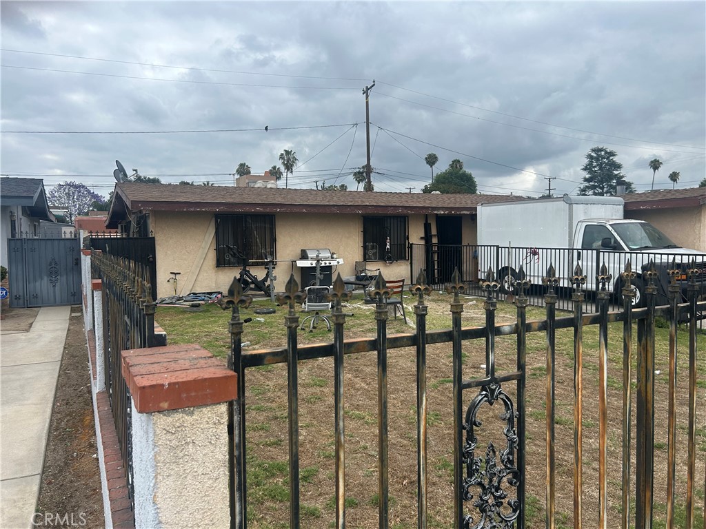 4526 N Saint Malo