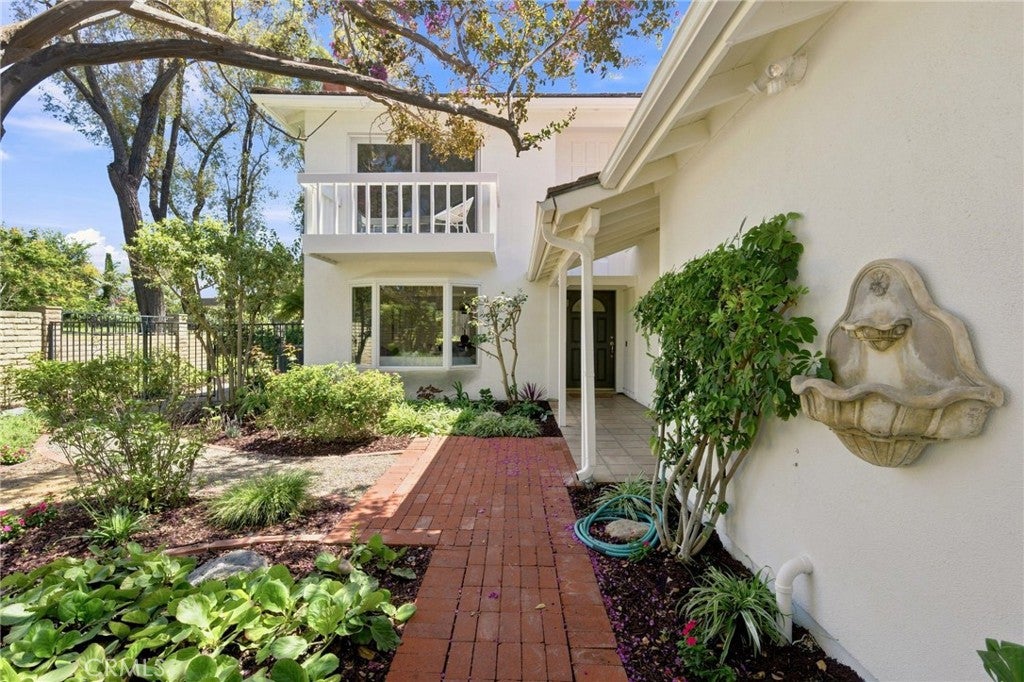 16 Angell Street