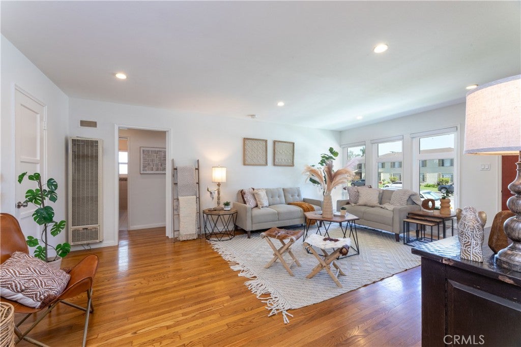 1014 E Carson