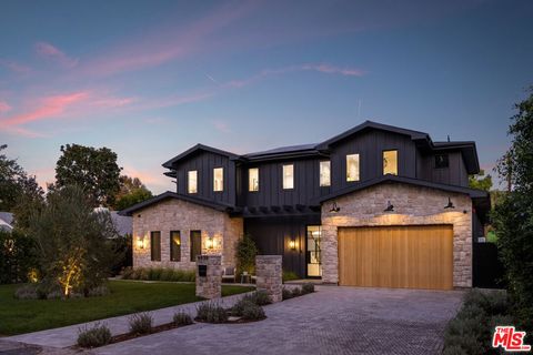 Photo of 4828 Radford Avenue, Valley Village, CA 91607 (MLS # 25620343)